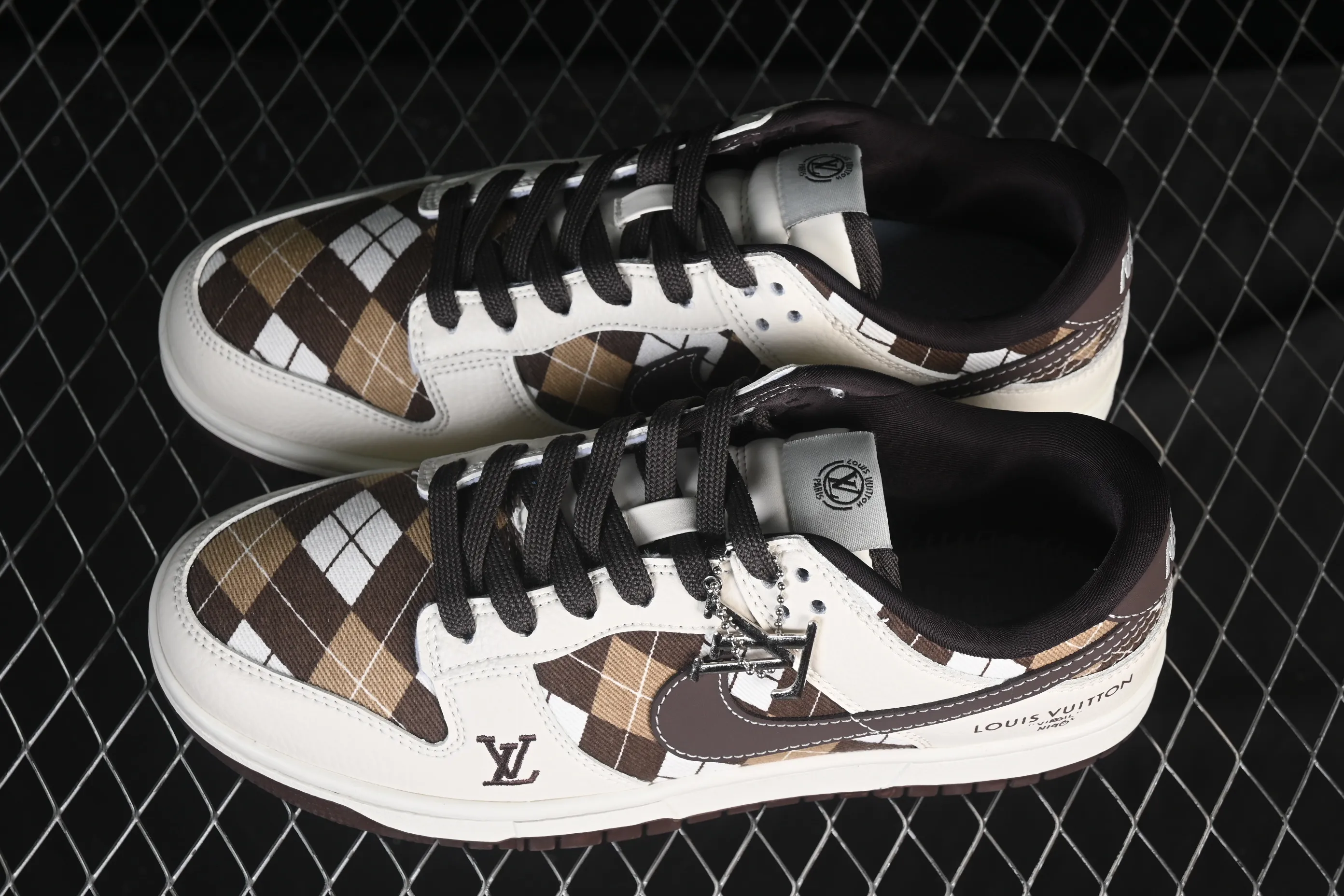 All categories Nk SB Dunk Series Nk SB Dunk Low High-end customized low-top sneakers Nike SB Dunk Low LV co-branded white and brown mesh High-end customized low-top casual sneakers SC0601-461